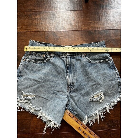 Levi 505 Women’s Raw Cut Off Distressed Light wash Jean short Sz 36 - Picture 5 of 8